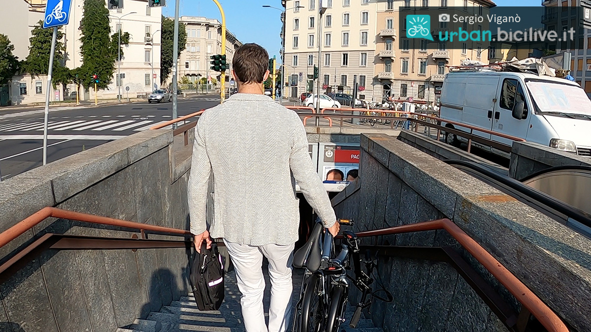 Sergio Viganò che scende nella metro tenendo in mano la nuova bici pieghevole Tern BYB