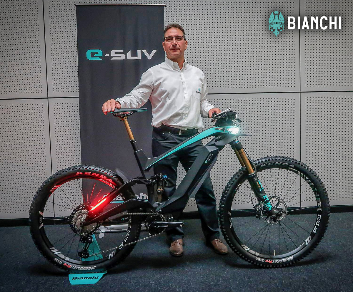 Fabrizio Scalzotto regge la bicicletta elettrica top di gamma della piattaforma E-Omnia