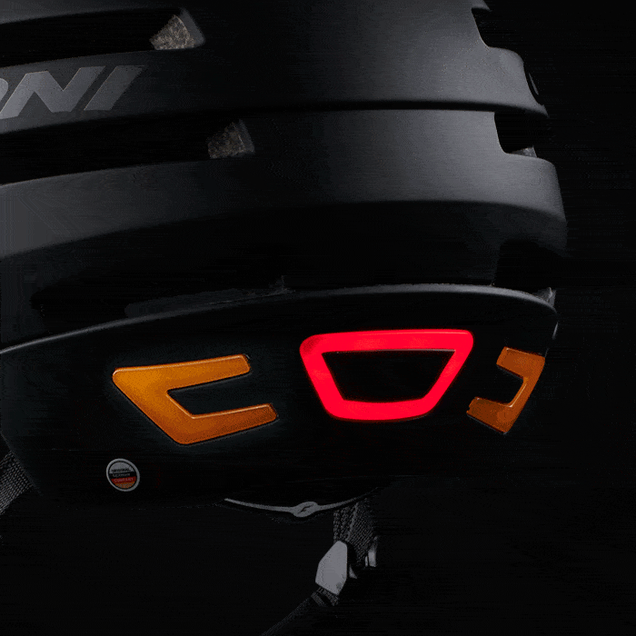 La luce posteriore segnaletica del nuovo casco per ebike Cratoni Smartride 1.2