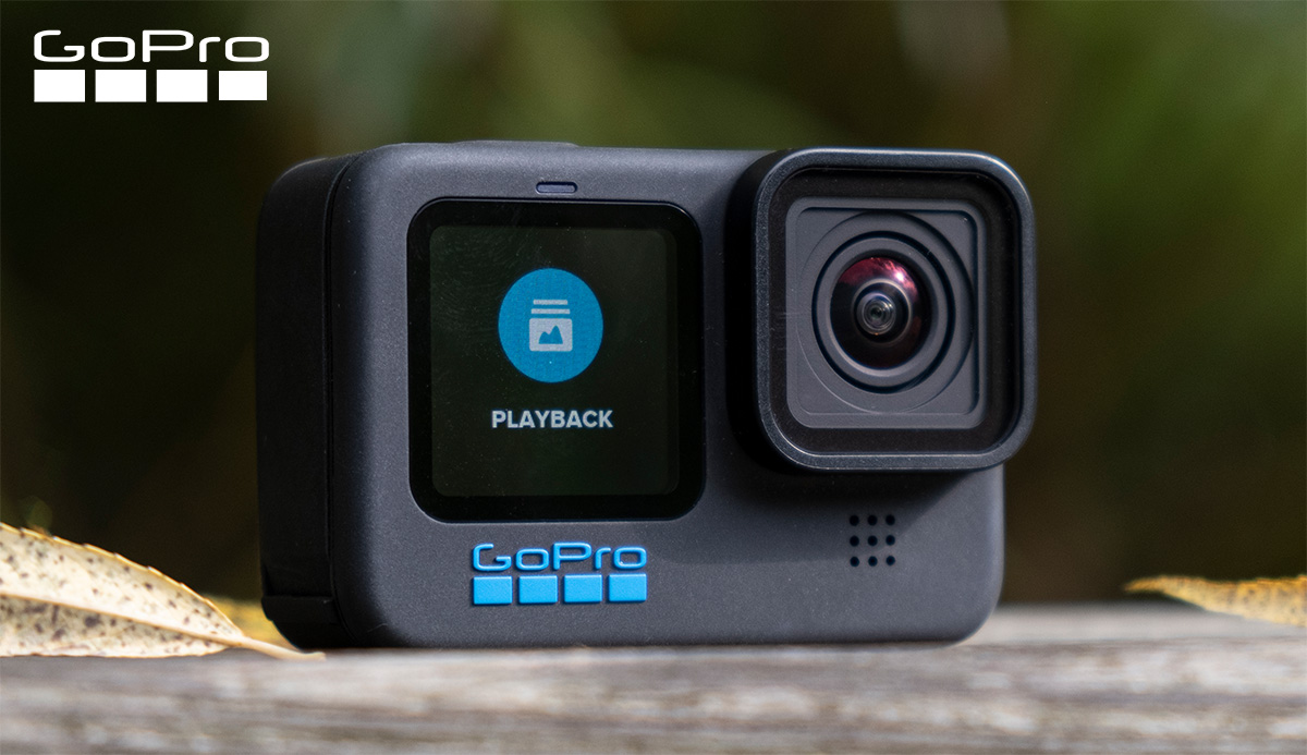 La nuova videocamera GoPro Hero Black 10 appoggiata su un tronco