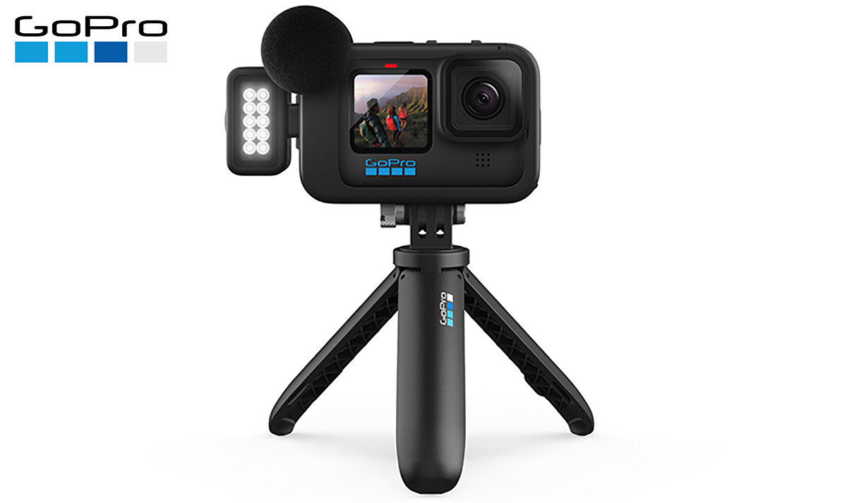 La nuova videocamera GoPro Hero Black 10 montata sul treppiedi