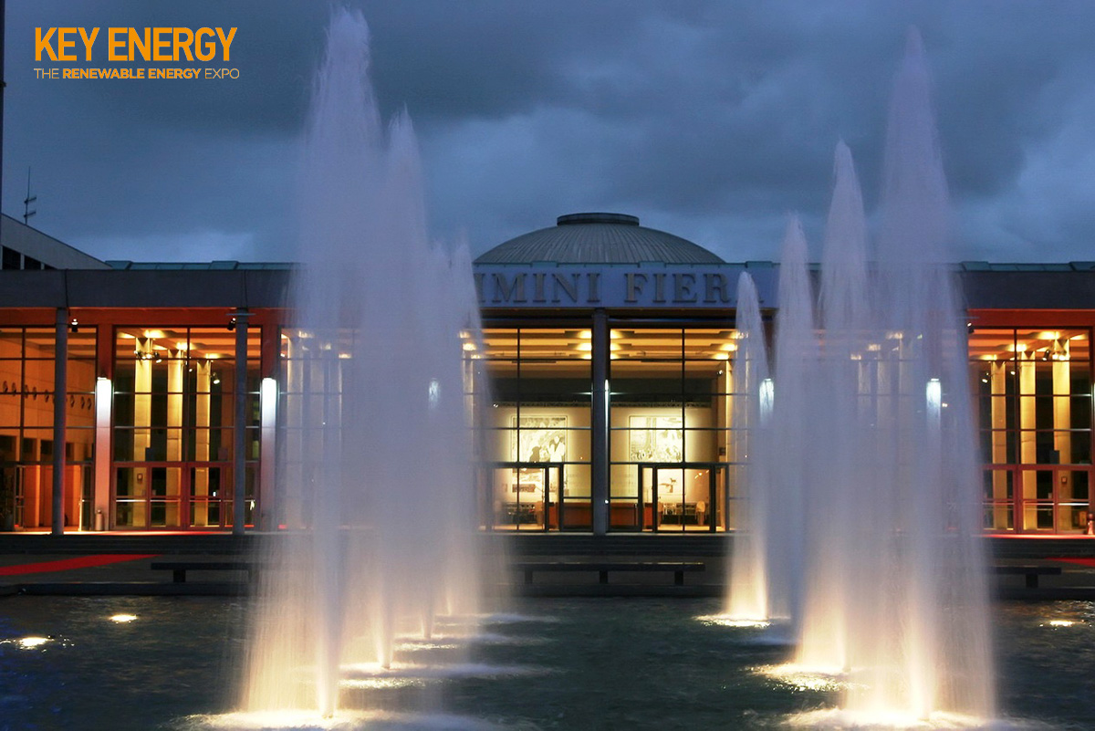 L'ingresso con fontane dell'evento Kay Energy 2021 dedicato alle energie rinnovabili e alla mobilità sostenibile