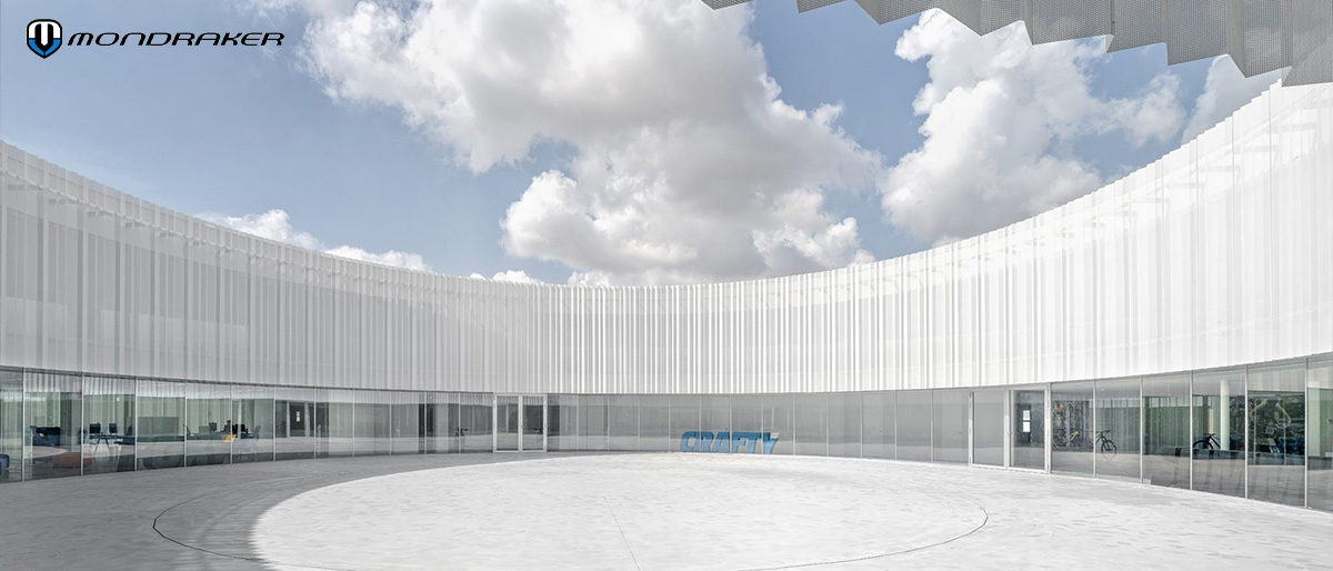 Un rendering dell'esterno della nuova sede futuristica dell'azienda di biciclette Mondraker