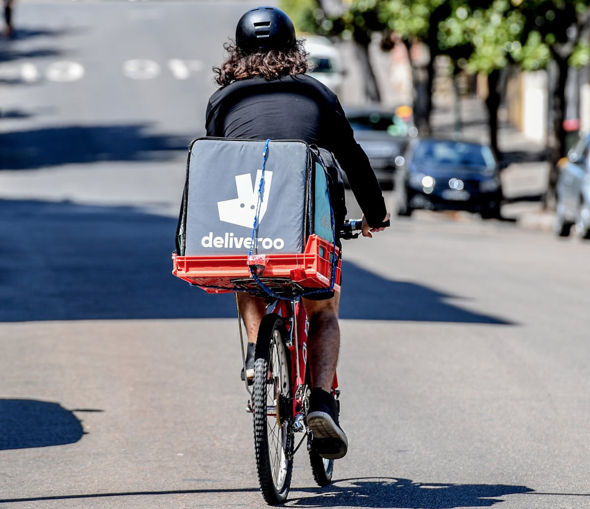 Un rider consegna il cibo a New York pedalando con la bicicletta