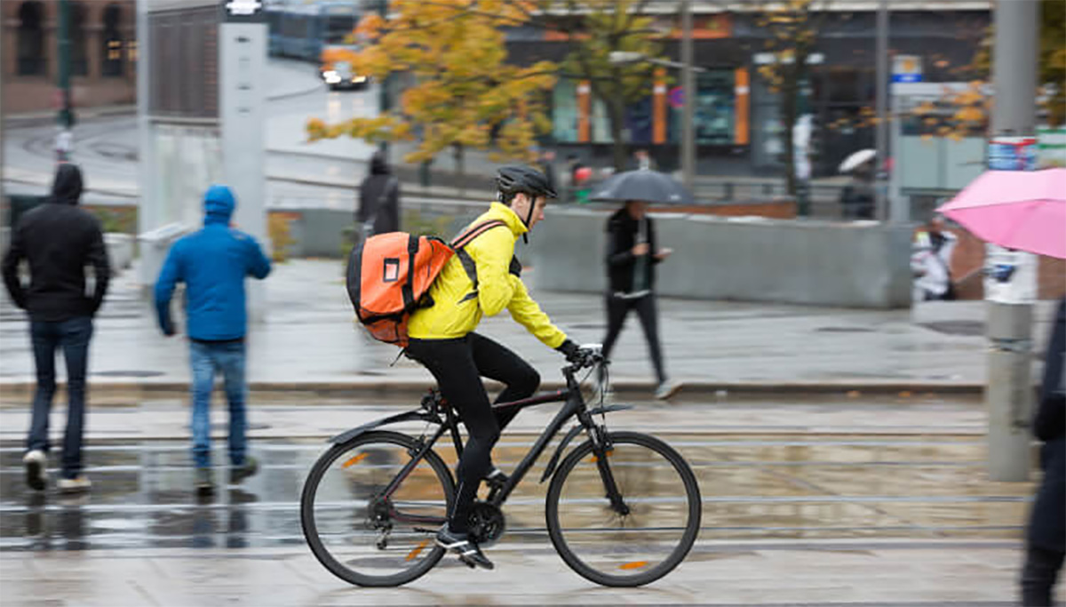 Un rider consegna il cibo a domicilio con la sua bici per le strade di New York