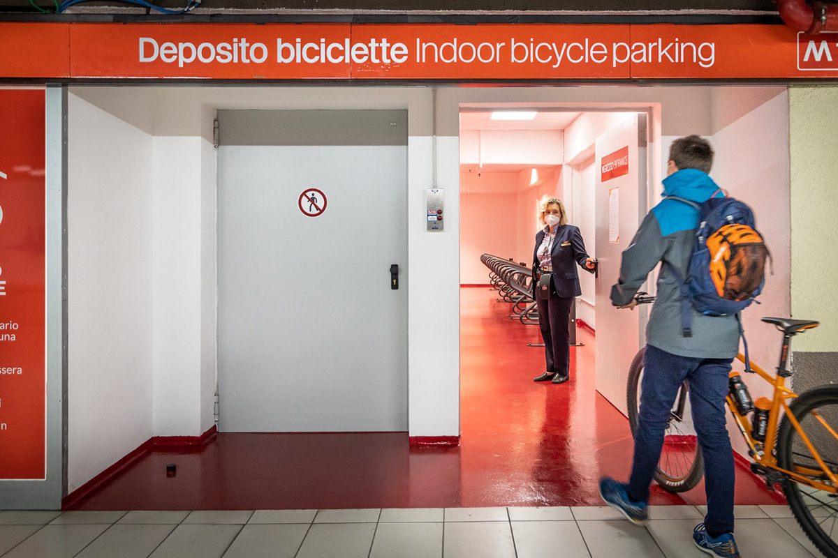 L'ingresso al parcheggio chiuso per biciclette della fermata metro di Cordusio