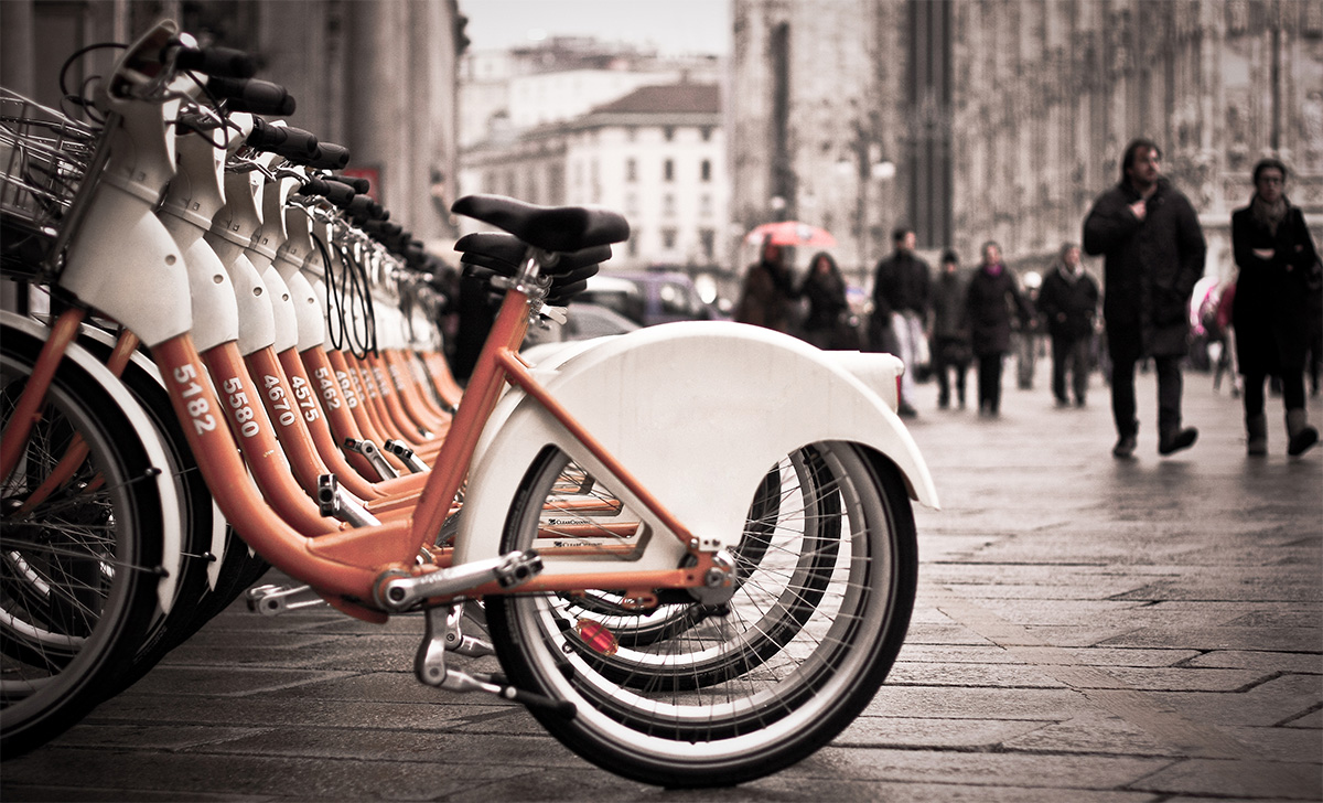 Delle bici sharing per le strade di Milano