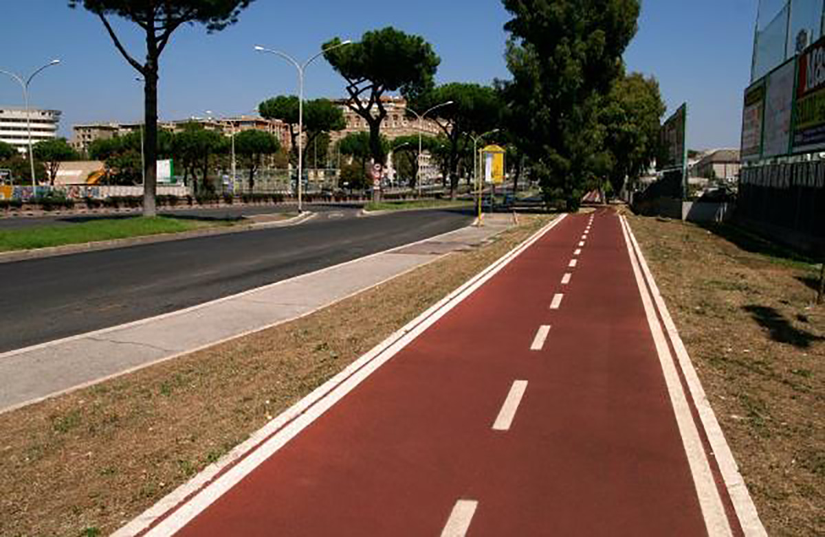 Uno scatto di una pista ciclabile di Roma