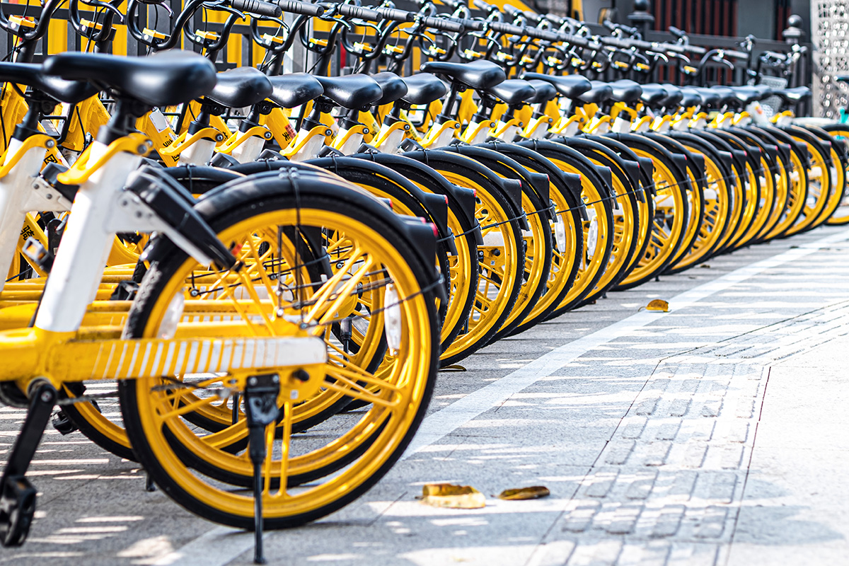 Una fila di bici in sharing parcheggiate nella rastrelliera
