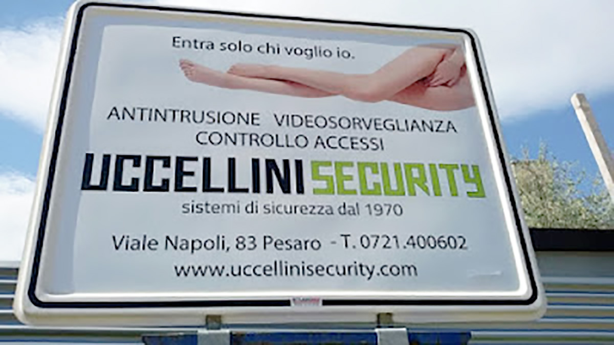 Un cartellone sessista presente a Pesaro