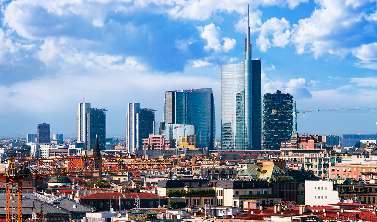 Uno scatto di Milano con i suoi grattacieli all'orizzonte