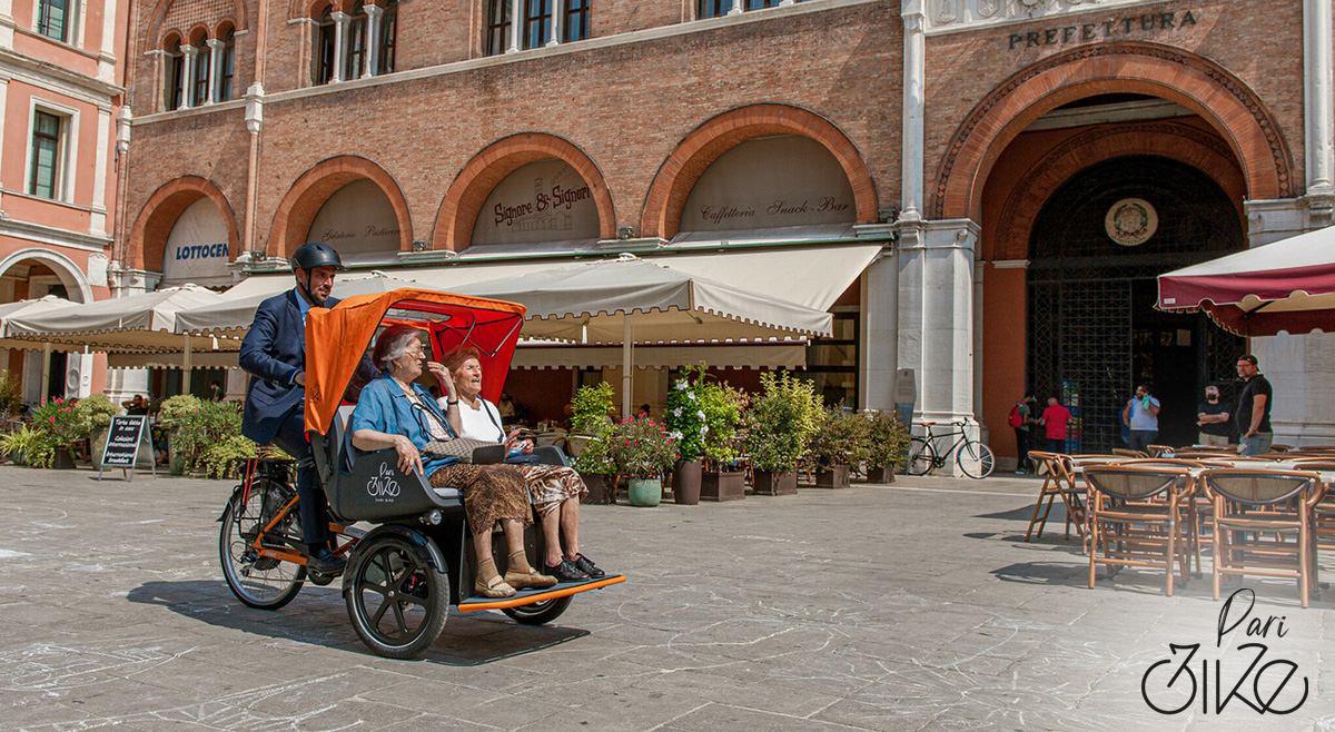 Una cargo bike Paribike trasporta delle anziane signore per la città