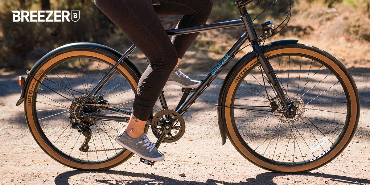 Una donna pedala sulla nuova bicic da città Breezer Doppler Cafe Plus 2022