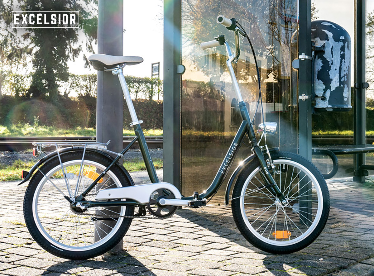 La nuova bici urbana pieghevole Excelsior Klapprad 2022 ambientata su un marciapiede