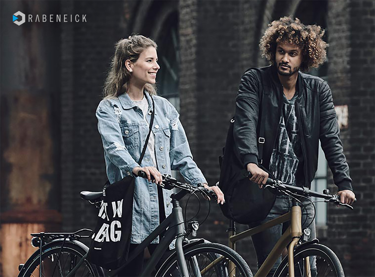 Una coppia trasporta per la città le proprie biciclette Rabeneick 2022