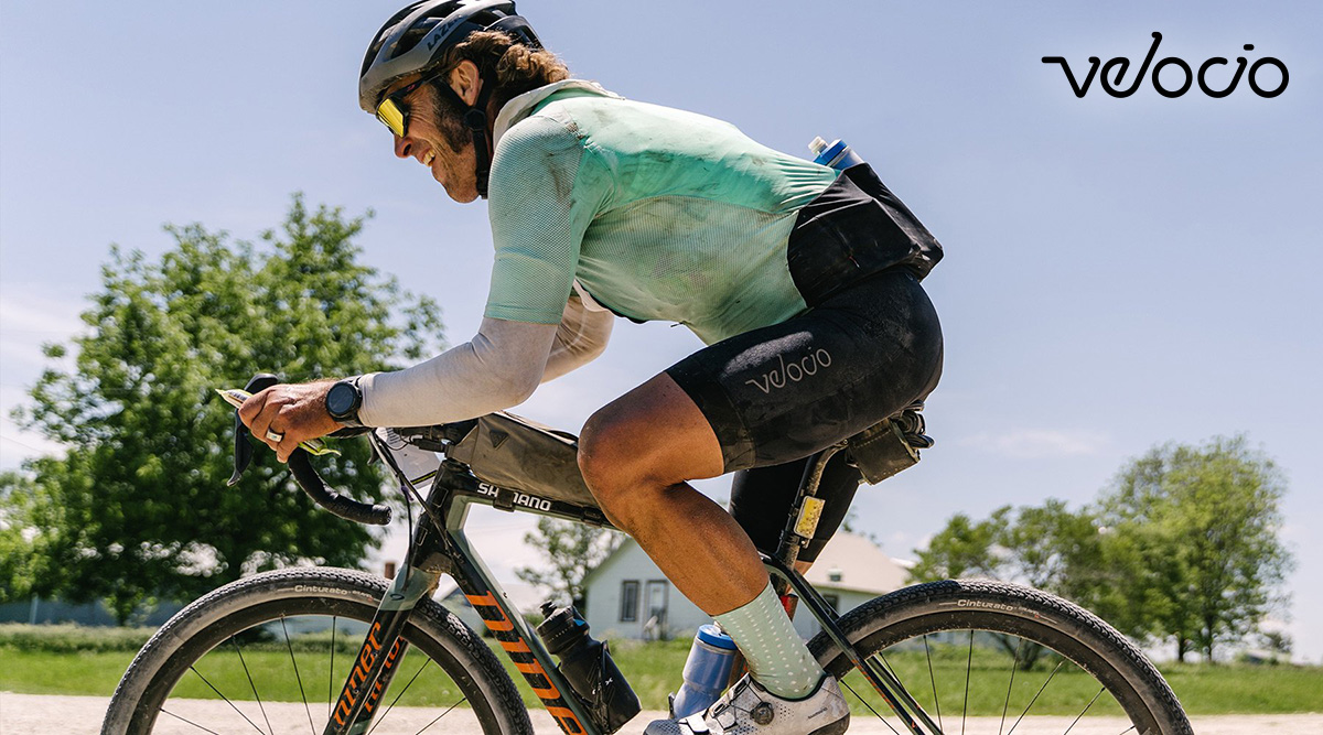 Un ciclista pedala indossando abbigliamento tecnico Velocio