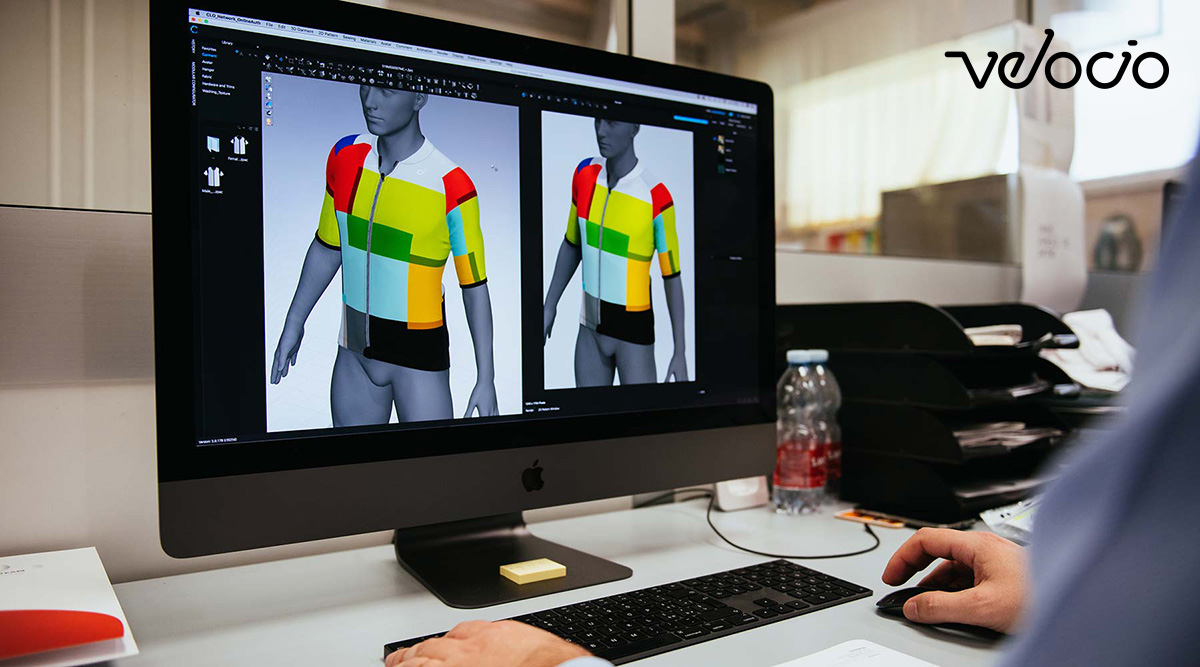 Un designer Velocio progetta un nuovo capo di abbigliamento per il ciclismo