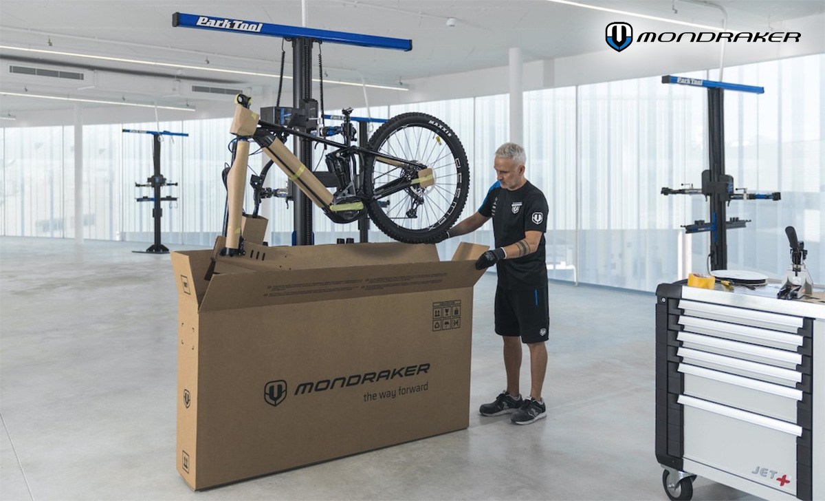 Un dipendente Mondraker inserisce una bicicletta imballata dentro la sua scatola