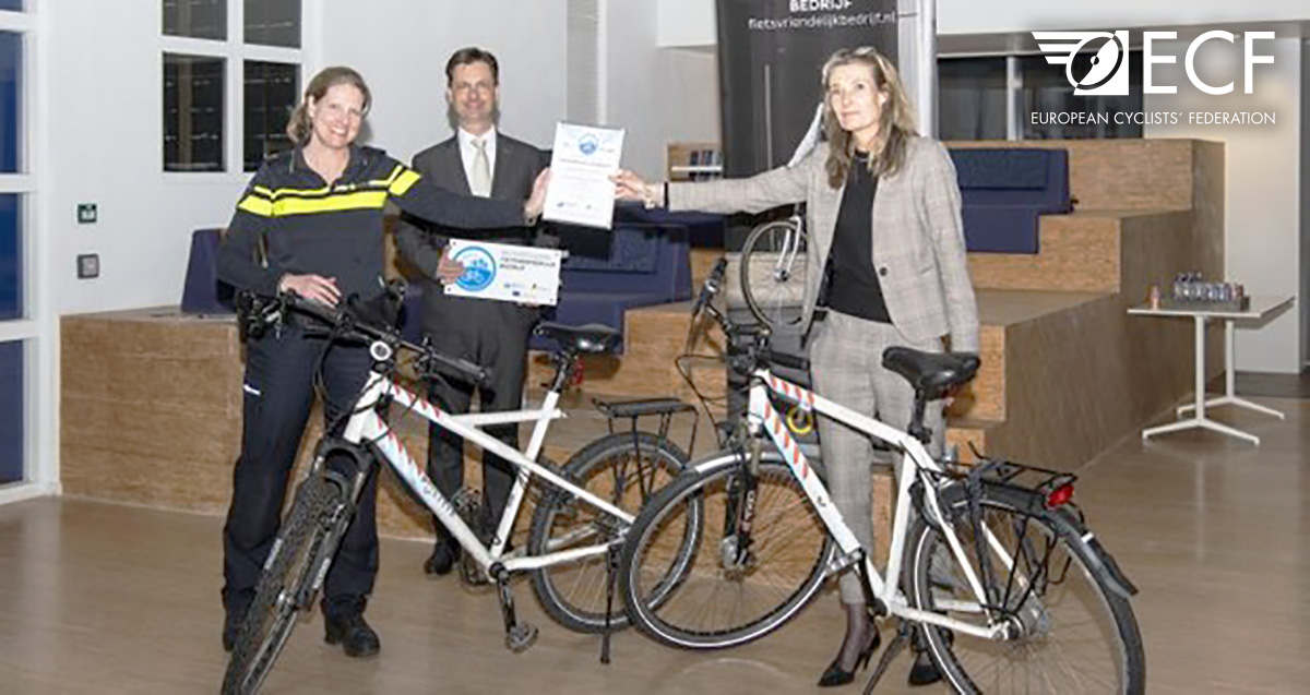 Unos catto del momento della consegna del certificato di azienda Bike Friendly alla polizia olandese