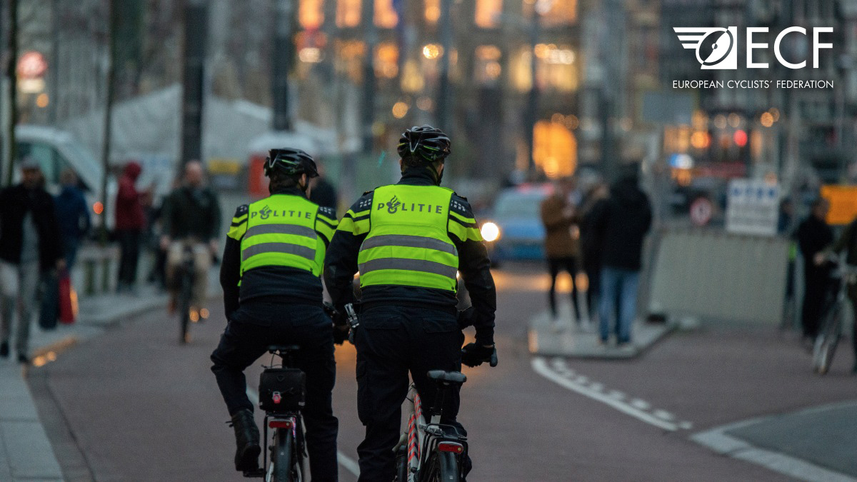 Due agenti della polizia olandese in bicicletta per le strade