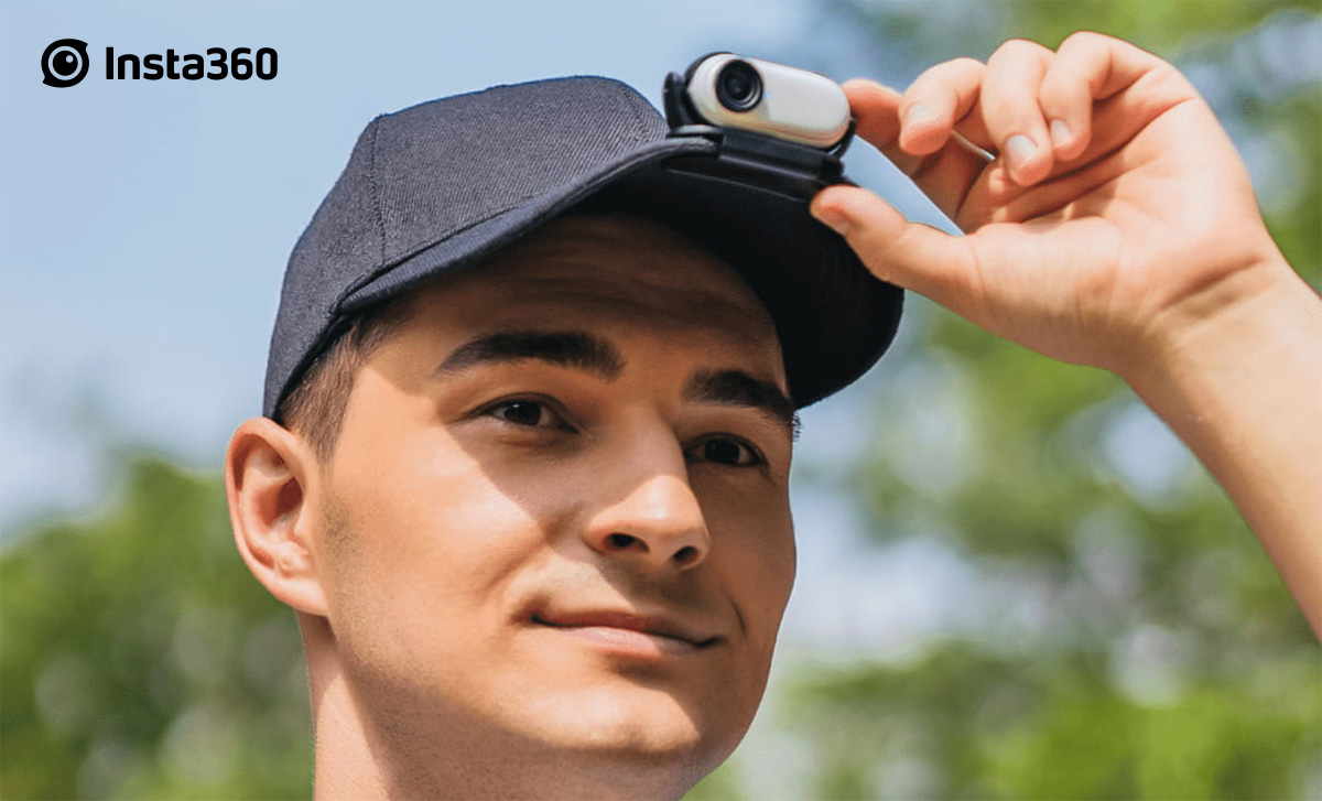 Un ragazzo con installata la nuova micro camera action Insta360 sul cappellino