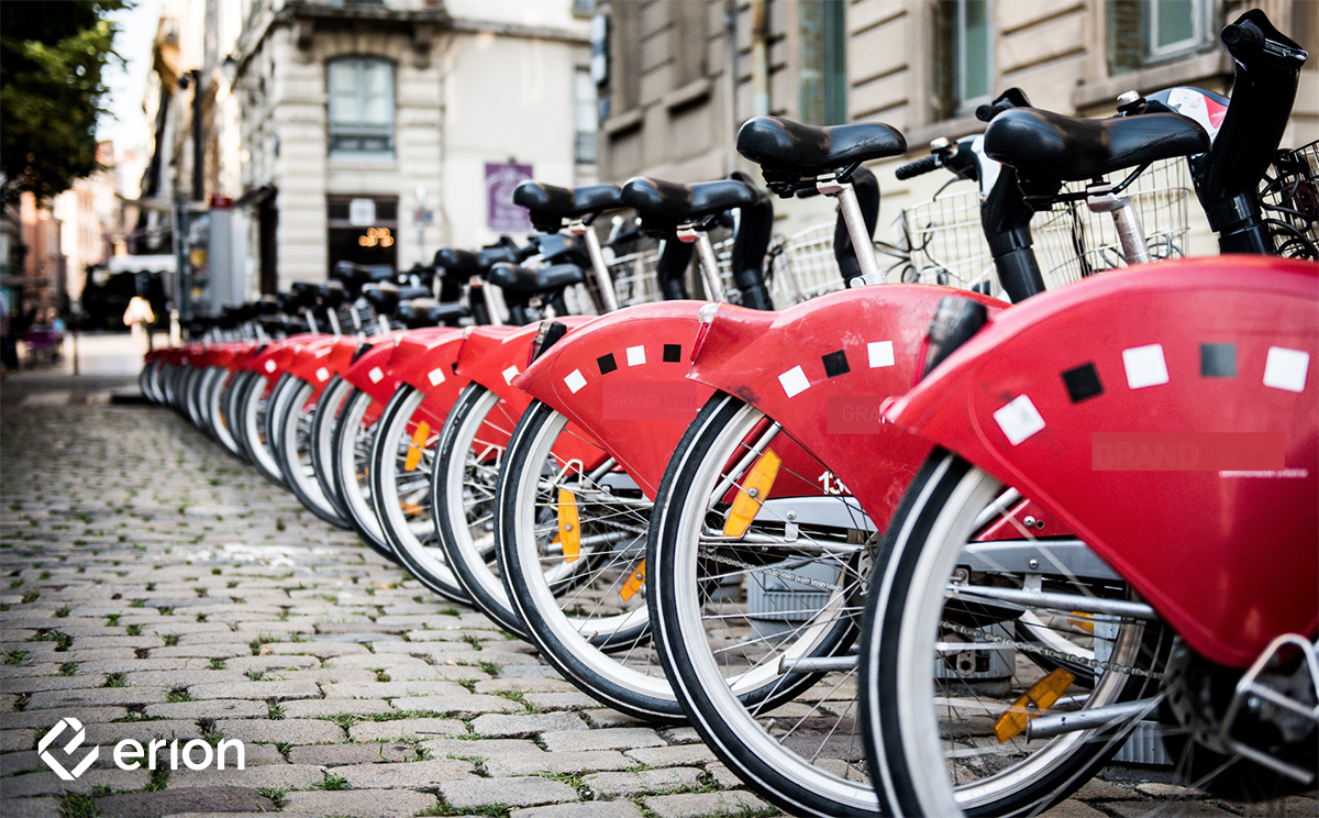 Delle bici elettriche sharing parcheggiate in fila