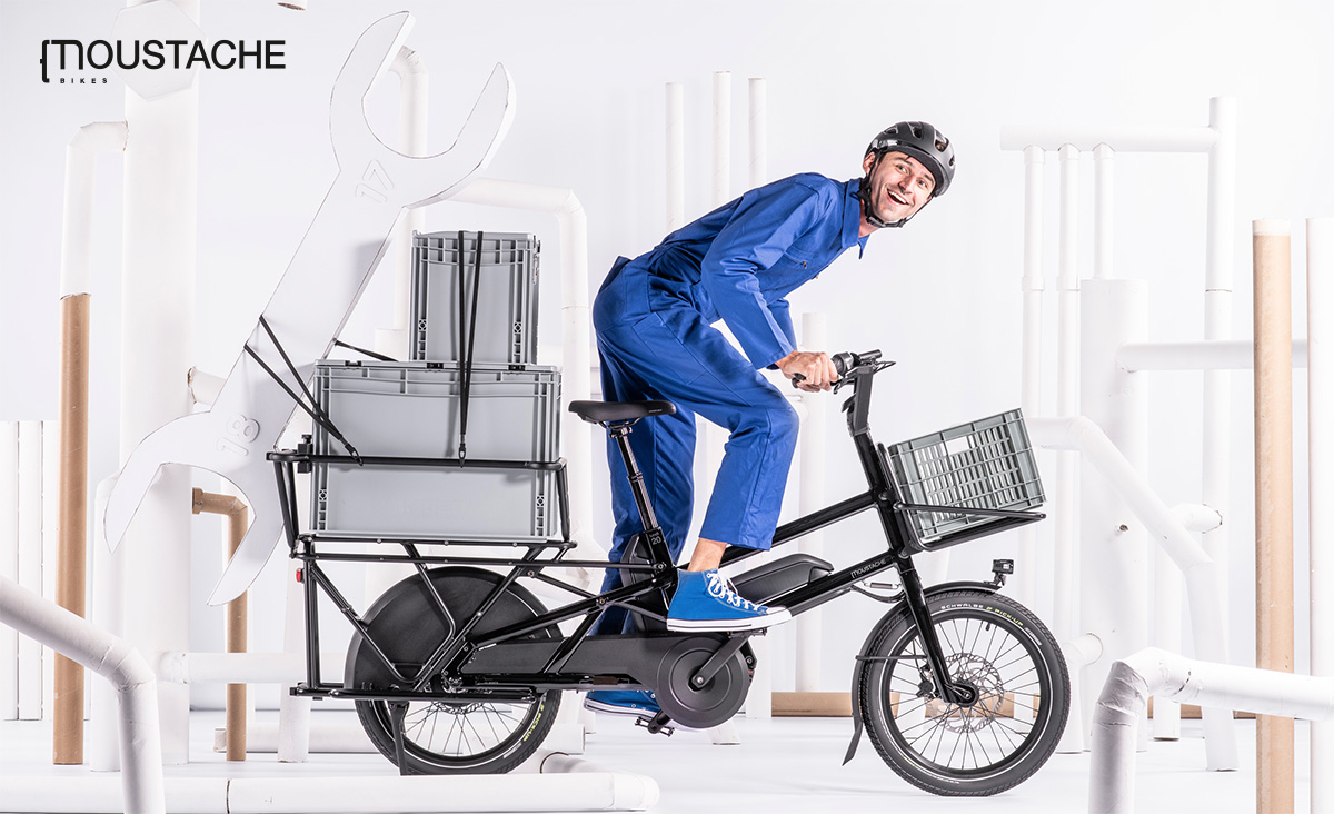 Un operaio trasporta della merce con una cargo bike elettrica Moustache 2022