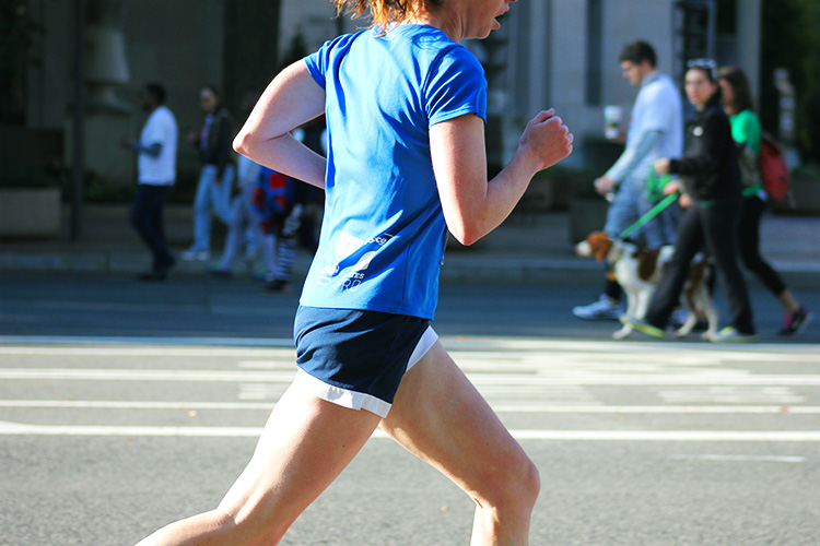Un'atleta donna esperta corre per la strada