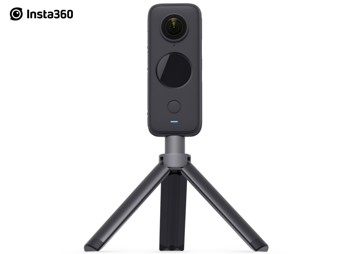 La nuova videocamera a 360 gradi Insta360 One X2 2022 montata sul treppiedi