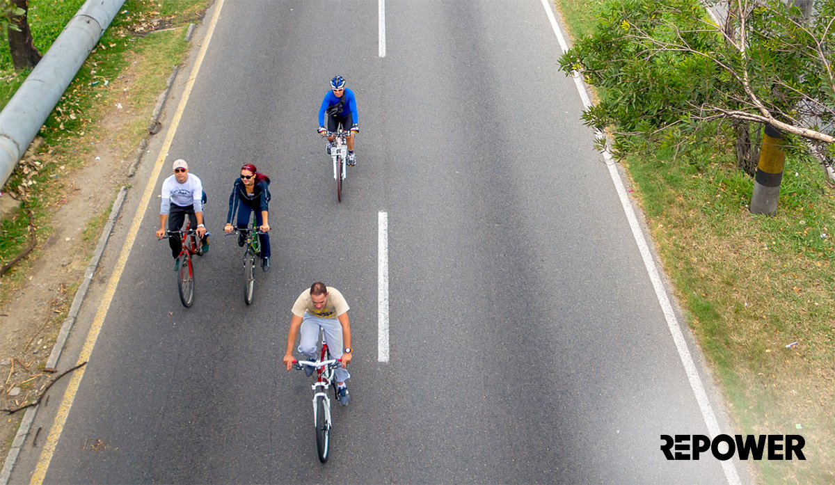 Delle persone pedalano con le loro biciclette sulla strada