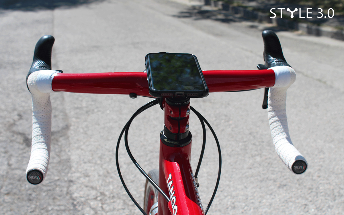 Il supporto magnetico per smartphone Style 3.0 Magneto Bike, montato sul manubrio di una bici da corsa