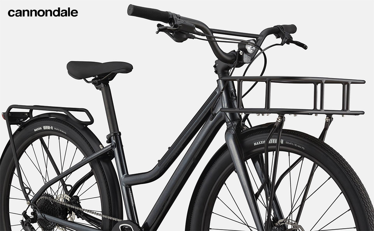 Una nuova bicicletta fitness Cannondale Treadwell 2022 vista di trequarti