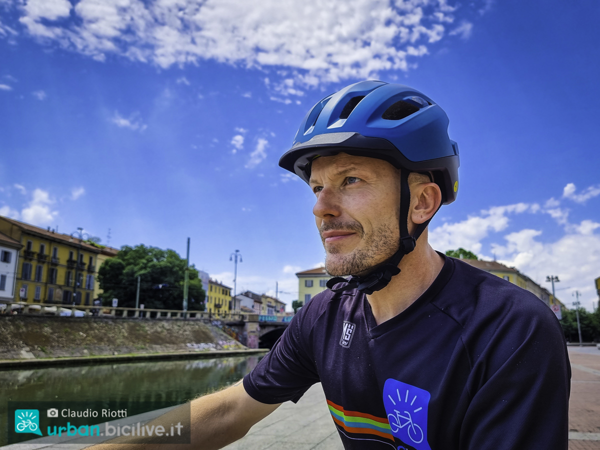 Foto di Claudio Riotti nel test del casco urban MET Urbex