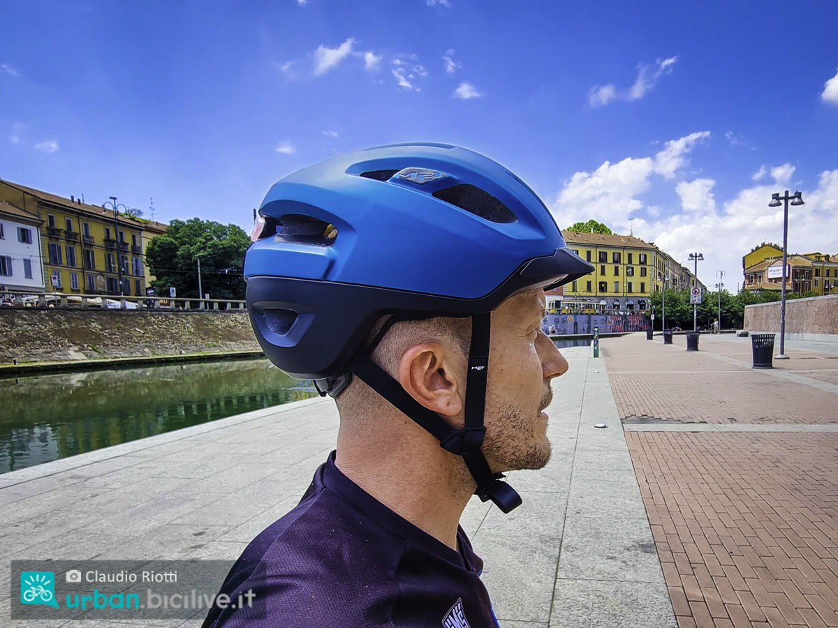Foto di Claudio Riotti nel test del casco urban MET Urbex a Milano
