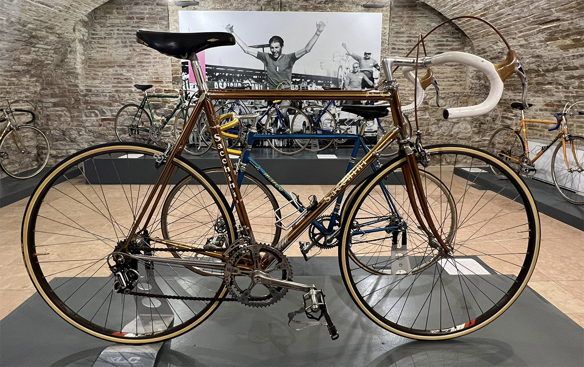 Una bici esposta sul podio nel nuovo museo della bicicletta inaugurato nel 2022 a Pesaro