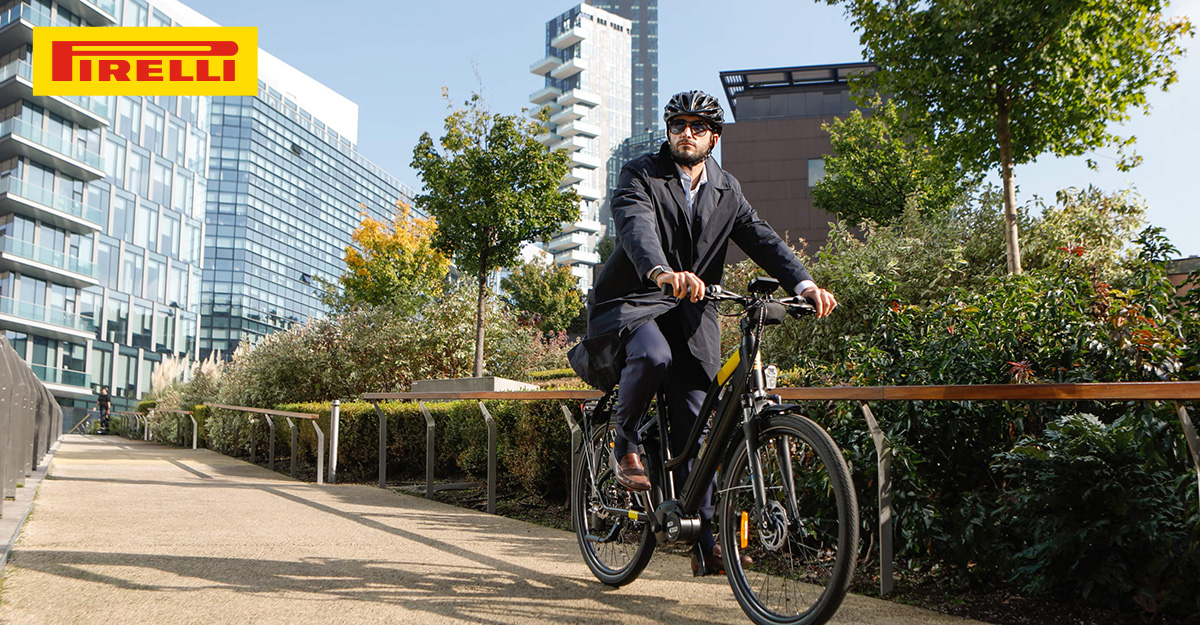 Un signore pedala per la città in sella ebike del progetto CYCL-e around di Pirelli