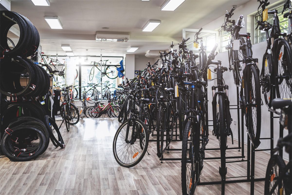 Un negozio di biciclette visto dall’interno