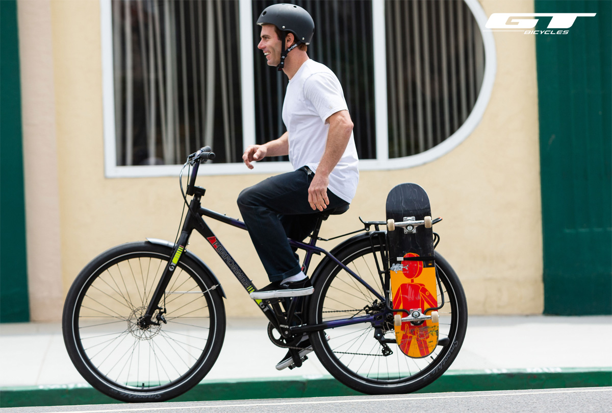 Ciclista per la città in sella a una bici GT Street Performer 2022