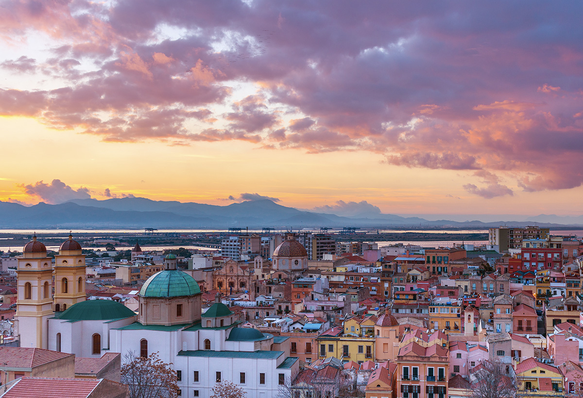 Una foto di un tramonto a Cagliari in Sardegna