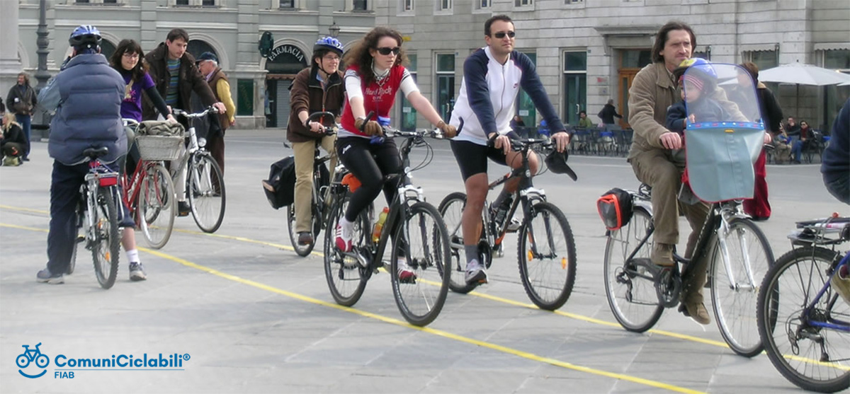 Dei ciclisti pedalano in città