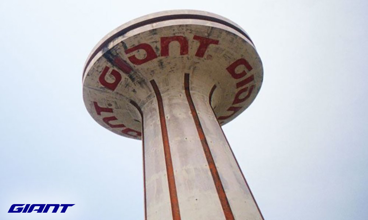 Una torre di cemento con il vecchio logo di Giant