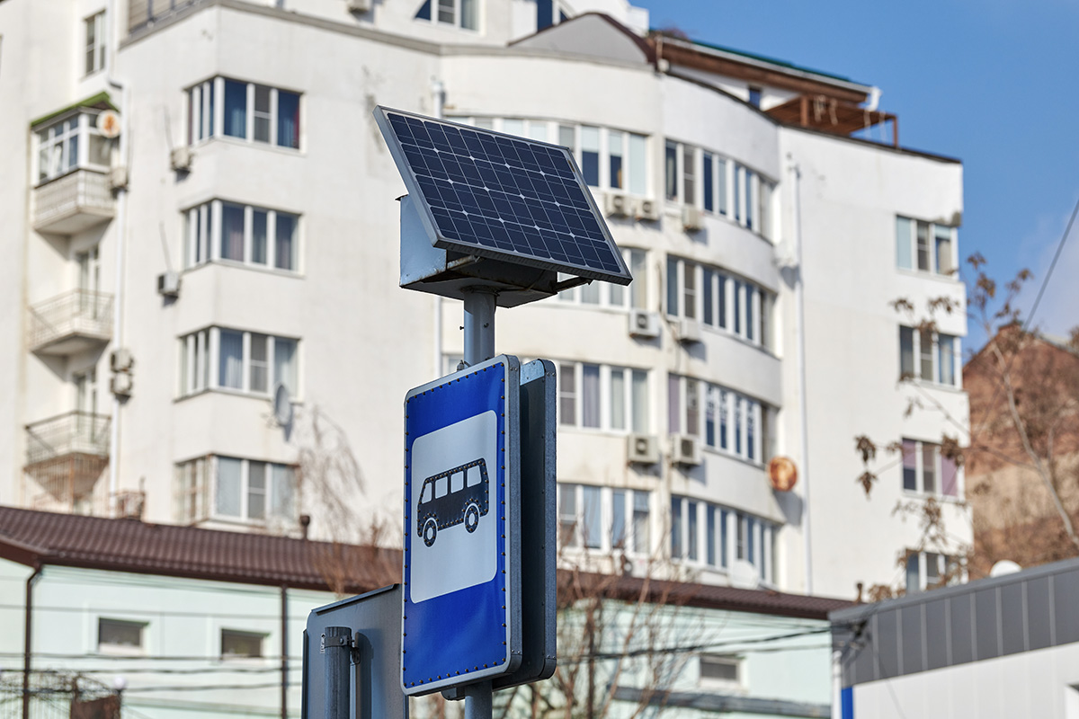 Dettaglio di un pannello solare montato su un cartello