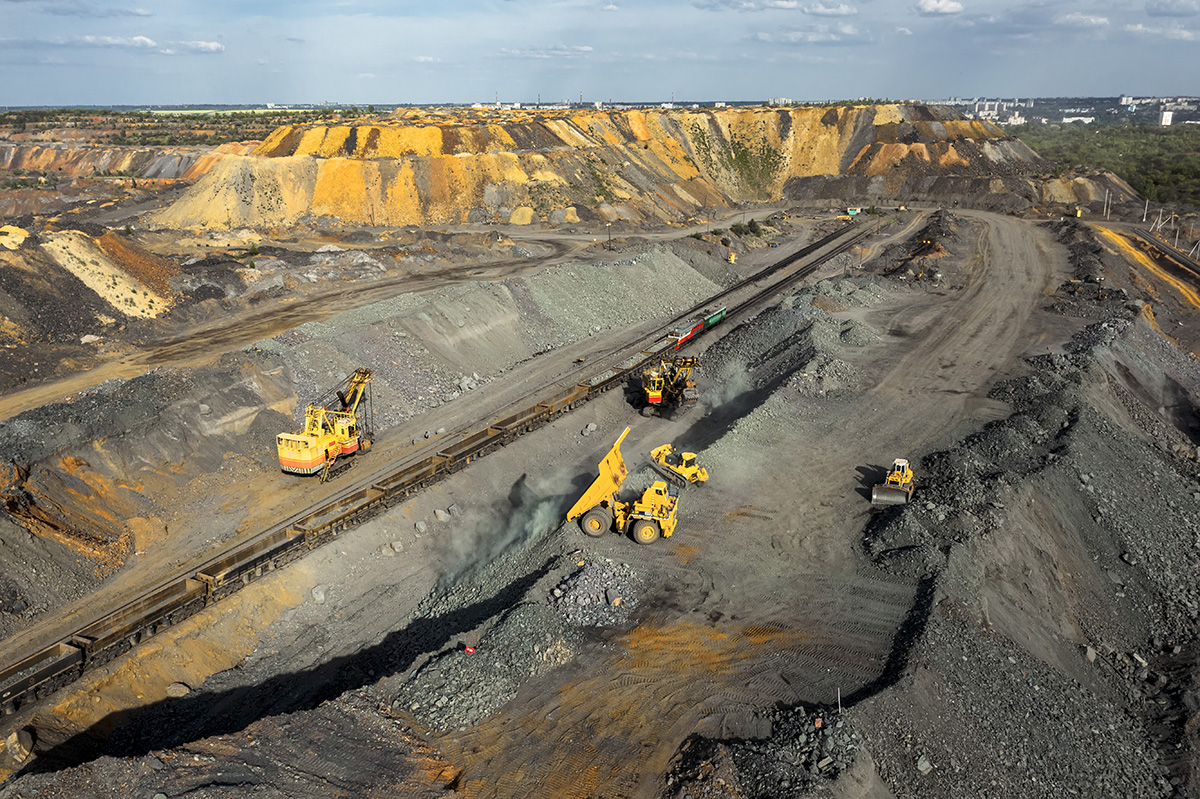 Una miniera di litio con dei macchinari per il movimento della terra