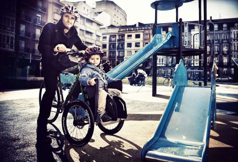Una bici equipaggiata col Noomad per il trasporto di bimbi