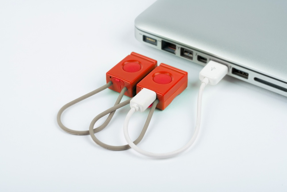 Le luci Bookman in ricarica collegate via USB a un pc portatile